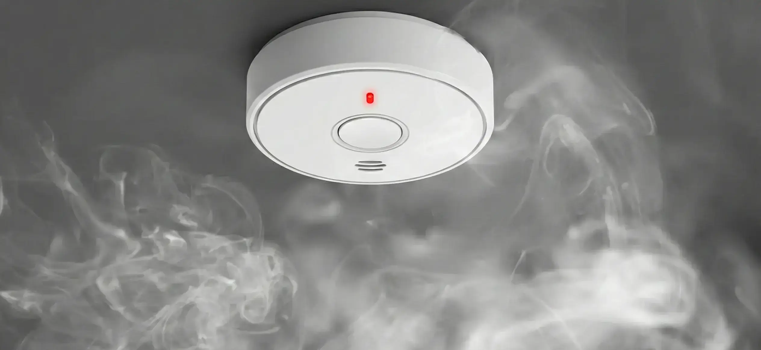 Aktywacja alarmu pożarowego, optyczna czujka dymu wykrywająca zadymienie w pomieszczeniu.